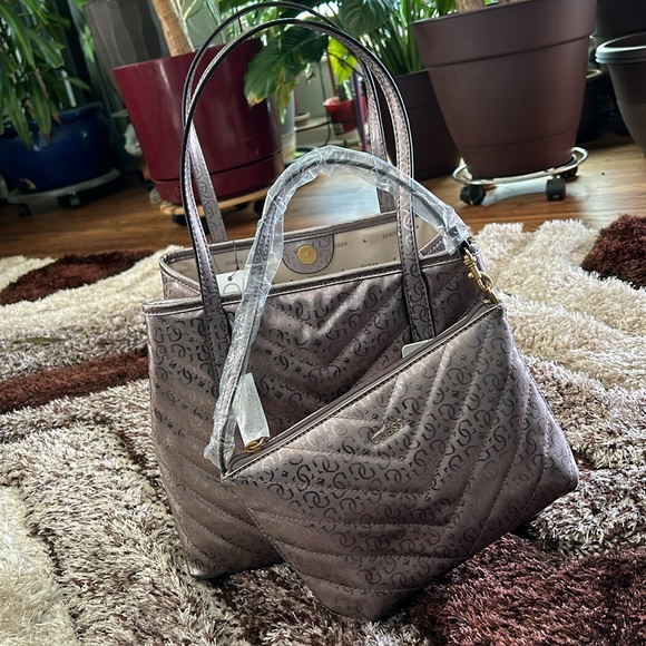 GUESS - Picture 3 of 9